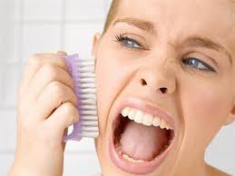 Chà Xát Quá Mạnh – Sai Lầm Khi Rửa Mặt Khiến Da Nhạy Cảm